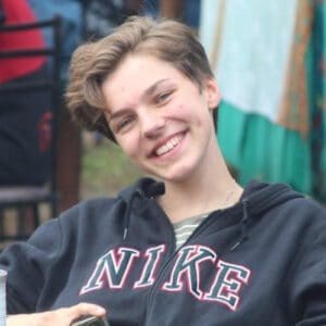 Junge tanzt West Coast Swing auf einem Meeting.