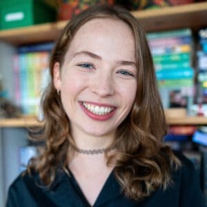 Lächelnde Frau beim West Coast Swing/ WCS, Tanz und Spaß, Tanzschule, oder Event.